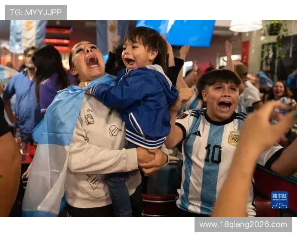 卡塔尔世界杯球迷图片欣赏：全球球迷共同见证足球盛事的感人瞬间